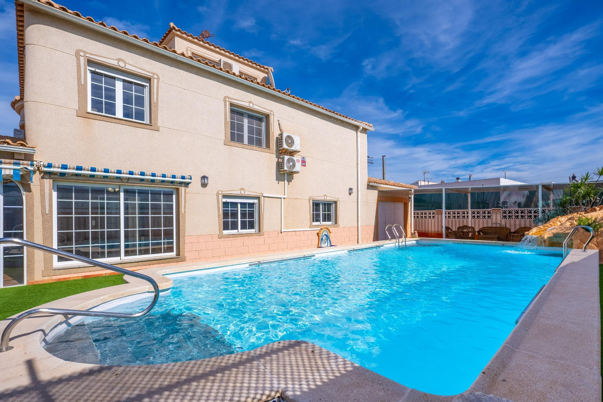 ShowFeedImage House – Detached Villa in Torrevieja