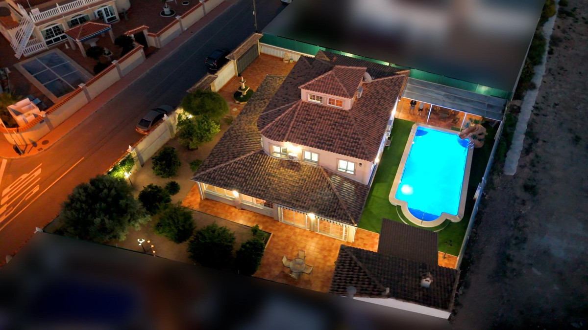 ShowFeedImage House – Detached Villa in Torrevieja