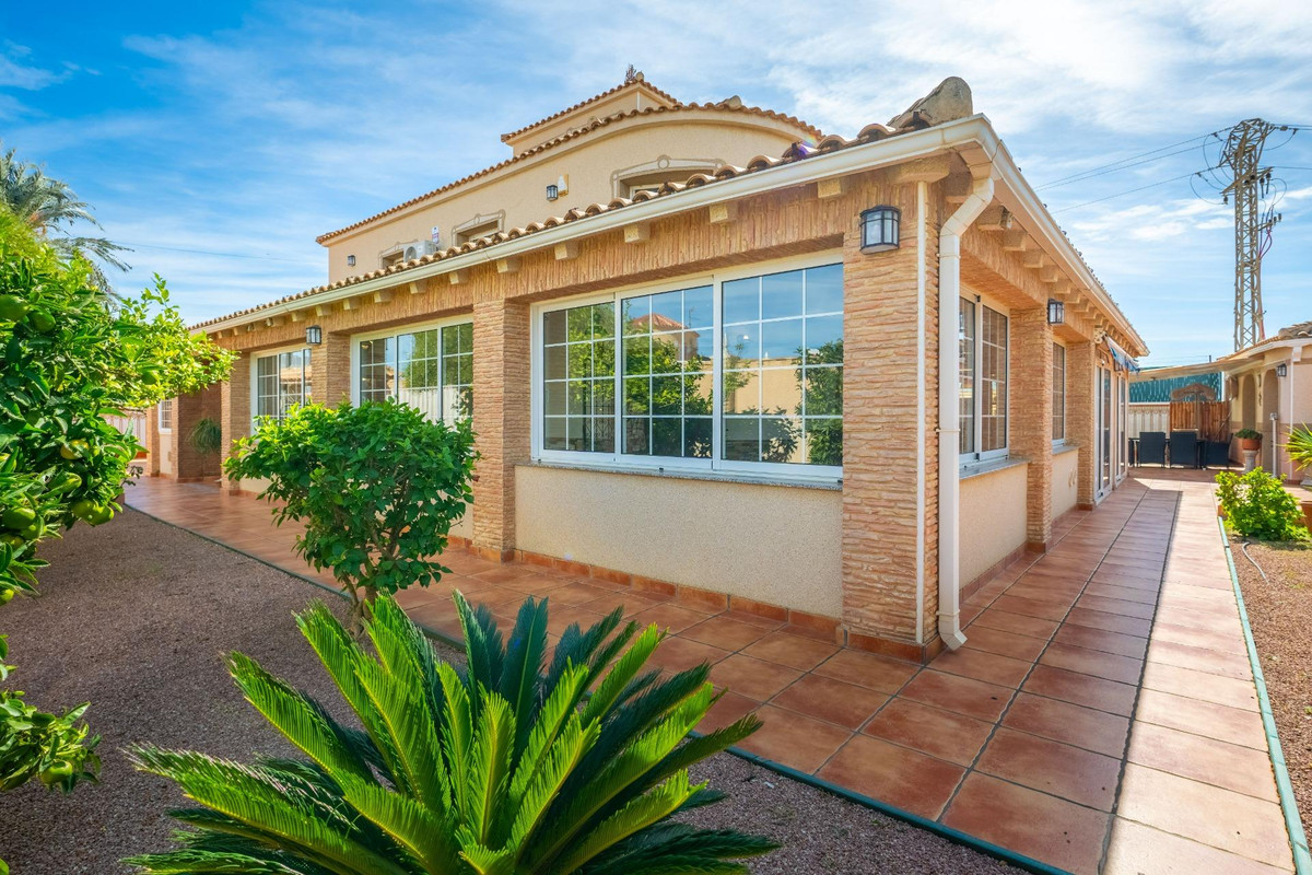 ShowFeedImage House – Detached Villa in Torrevieja
