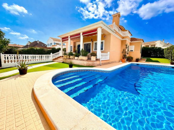 House – Detached Villa in Torrevieja