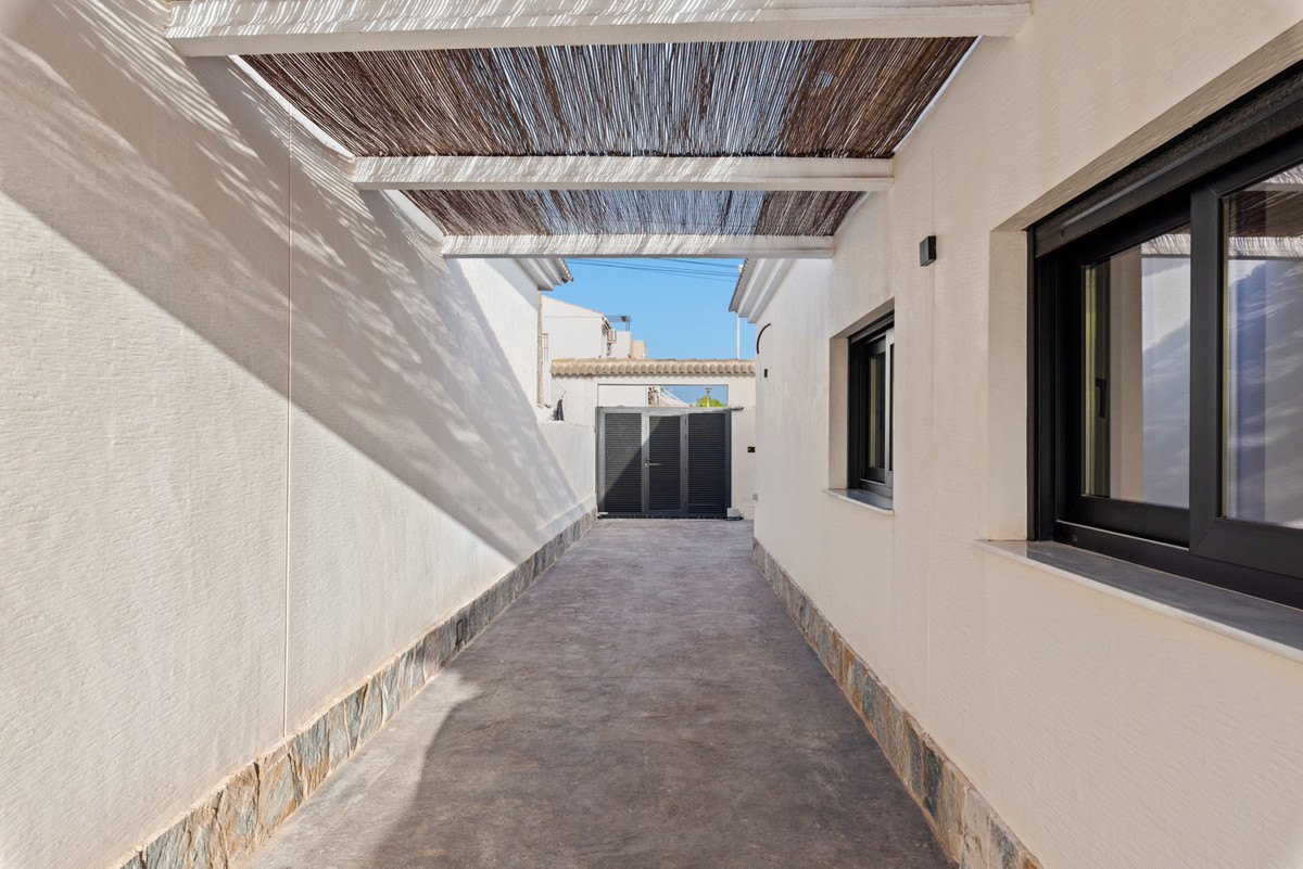 ShowFeedImage House – Detached Villa in Torrevieja