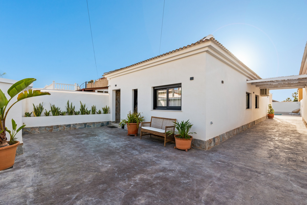ShowFeedImage House – Detached Villa in Torrevieja