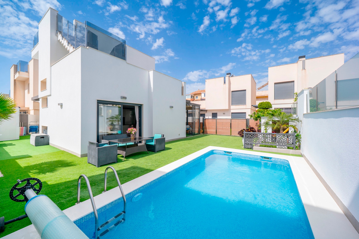 ShowFeedImage House – Detached Villa in Torrevieja