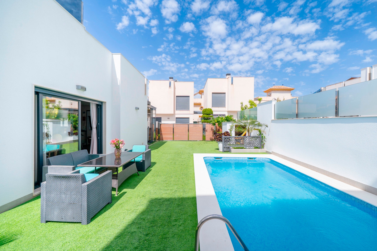 ShowFeedImage House – Detached Villa in Torrevieja