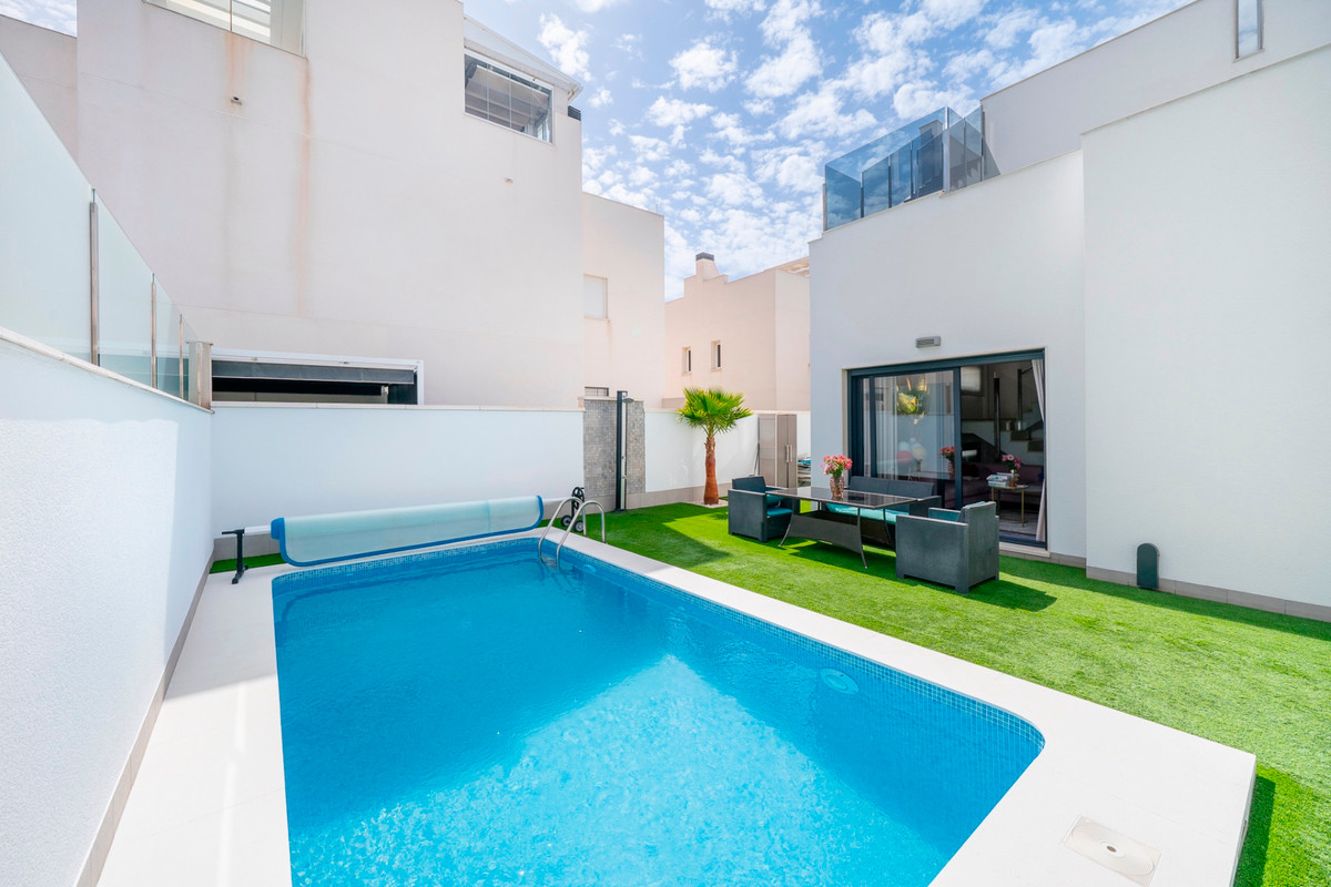 ShowFeedImage House – Detached Villa in Torrevieja