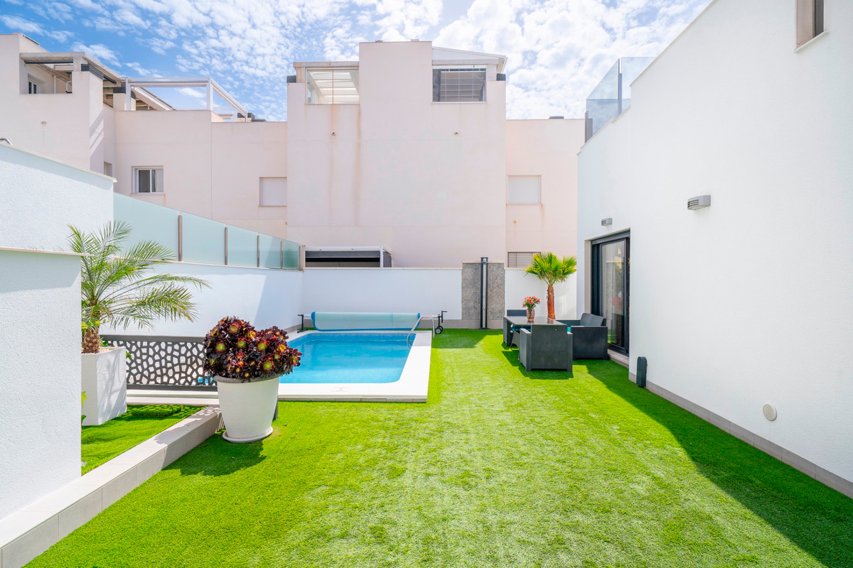 ShowFeedImage House – Detached Villa in Torrevieja
