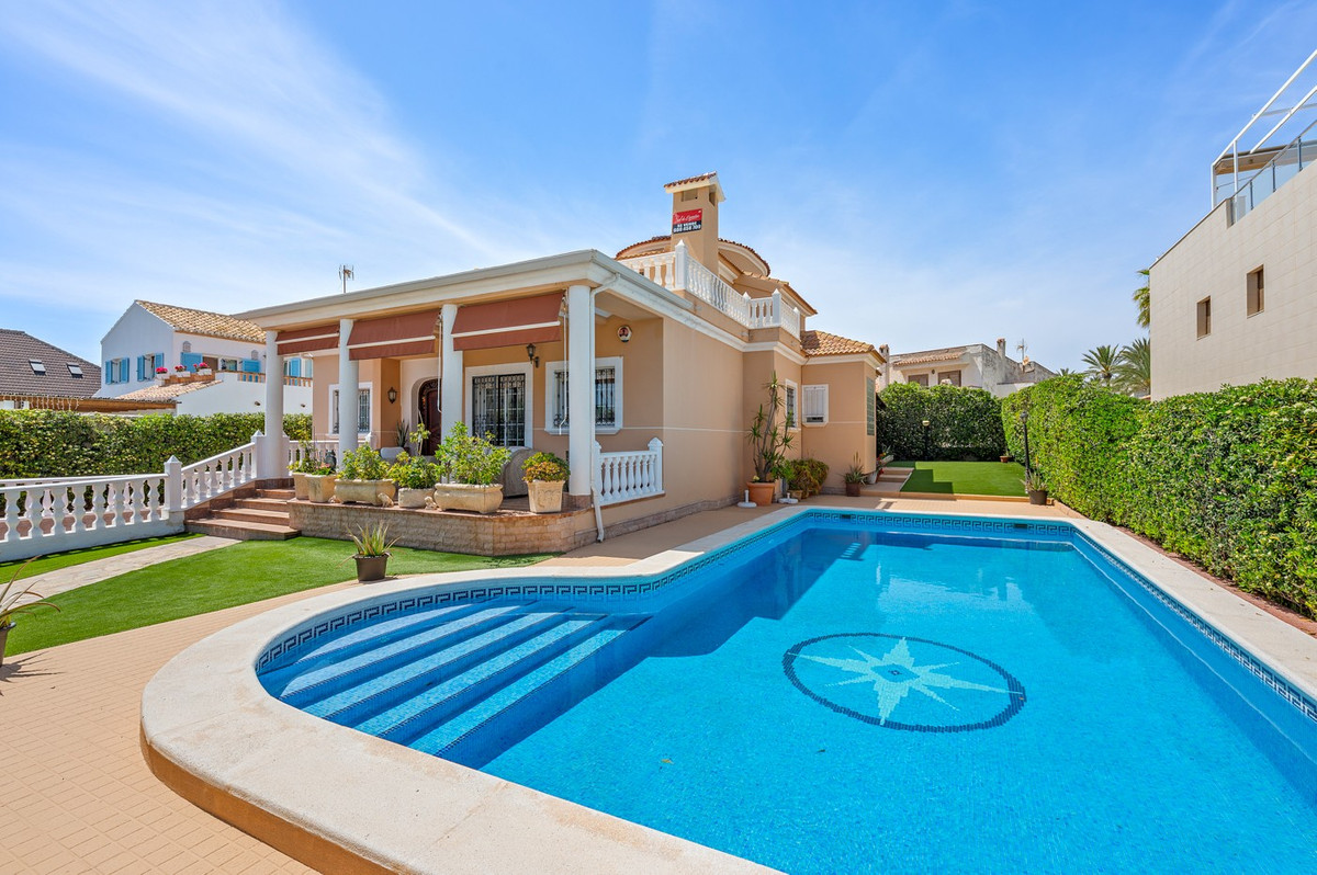 House – Detached Villa in Torrevieja