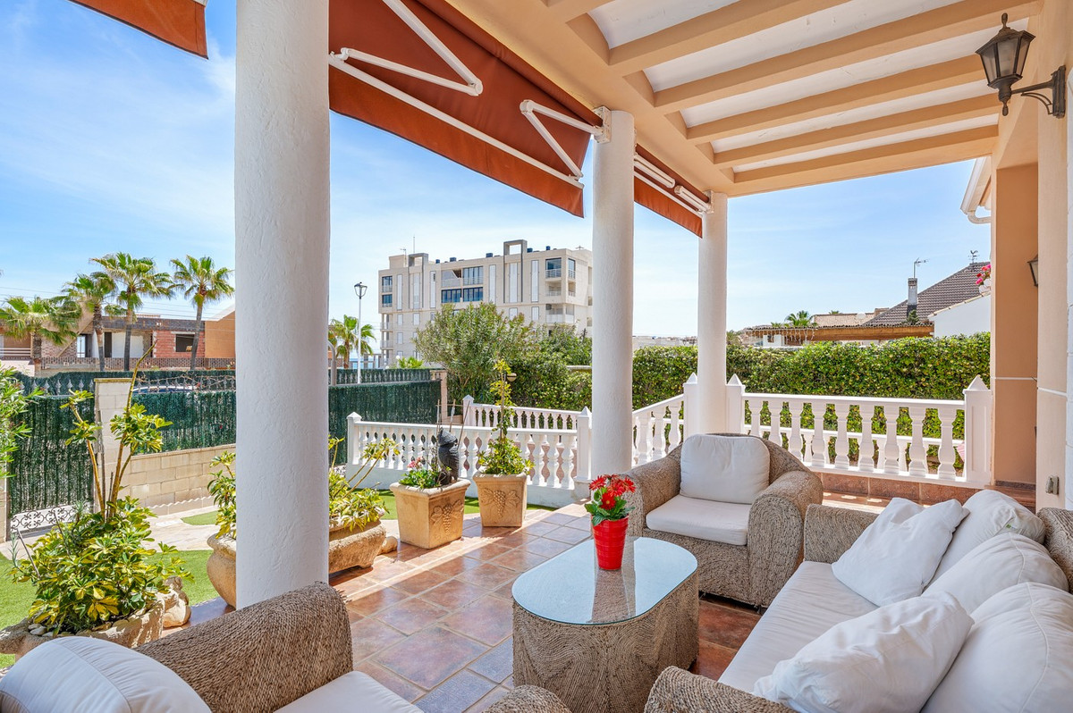 House – Detached Villa in Torrevieja