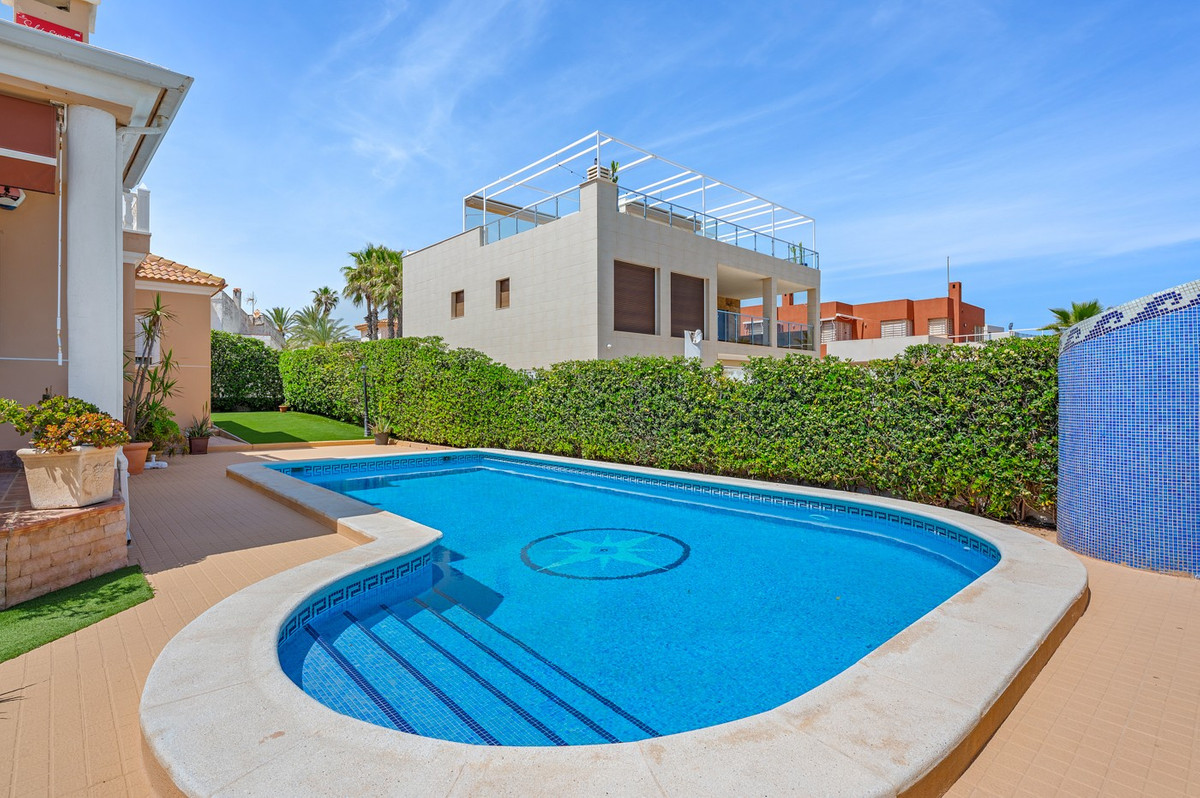 House – Detached Villa in Torrevieja