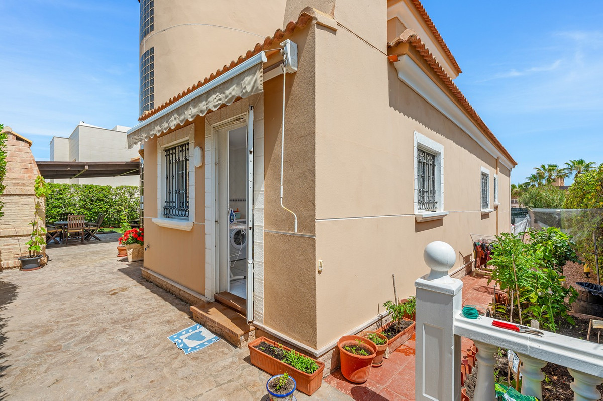 House – Detached Villa in Torrevieja