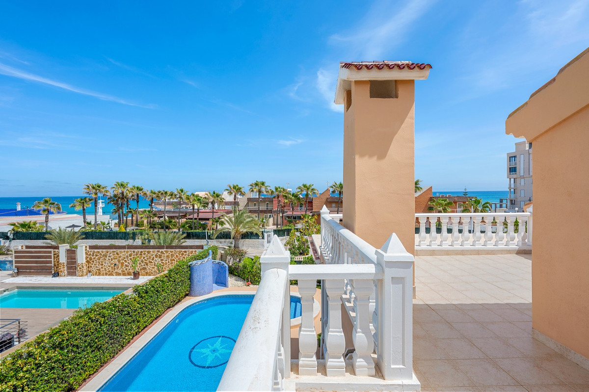 House – Detached Villa in Torrevieja