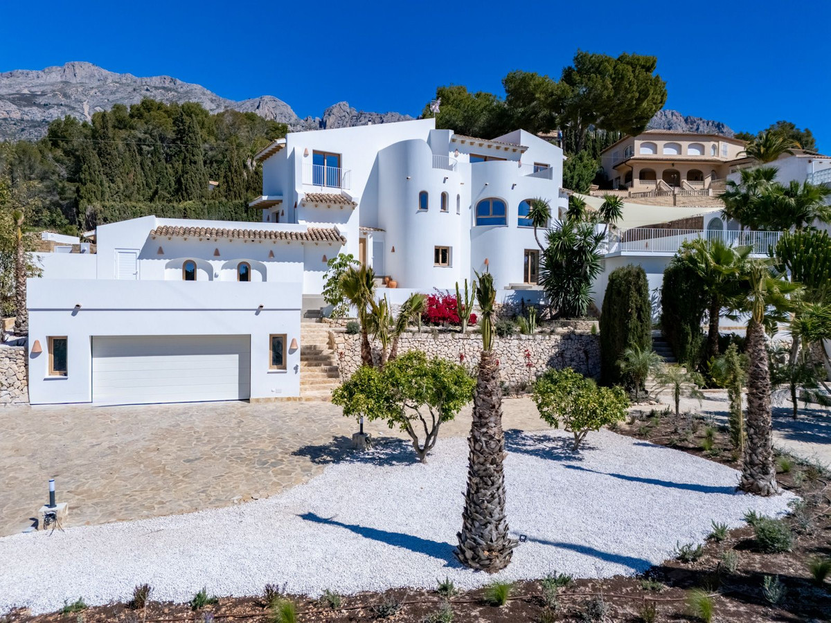 ShowFeedImage House – Detached Villa in Altea
