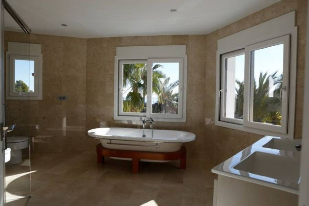 ShowFeedImage House – Detached Villa in Alicante