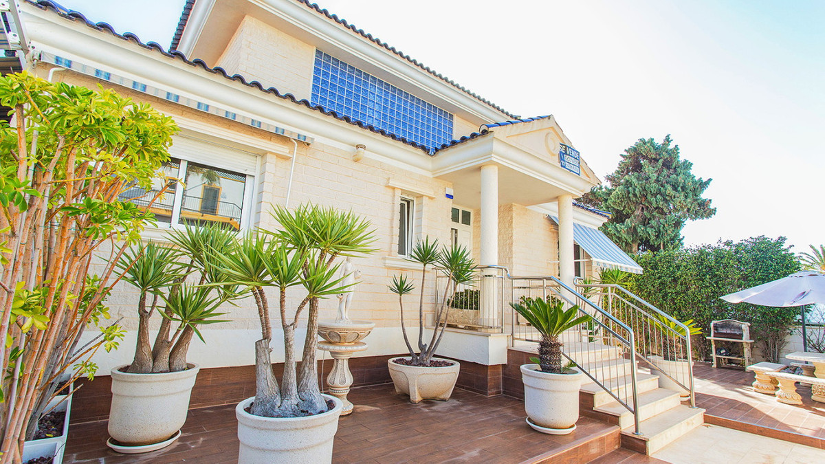 House – Detached Villa in Torrevieja