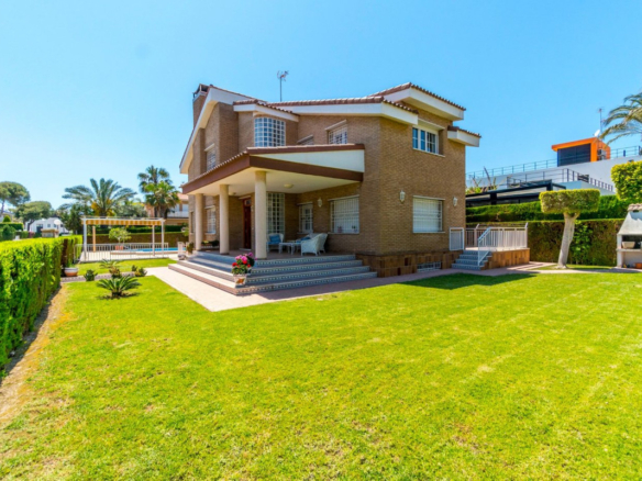House – Detached Villa in Torrevieja