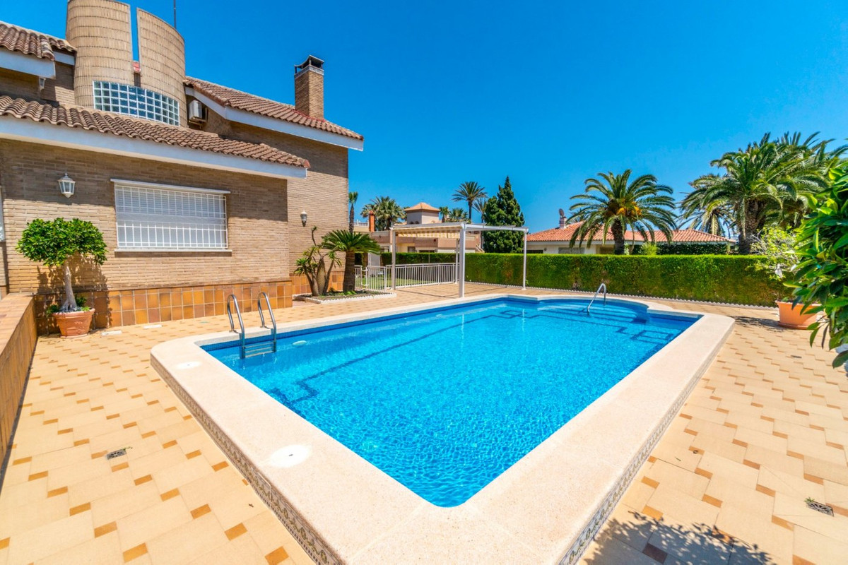 ShowFeedImage House – Detached Villa in Torrevieja