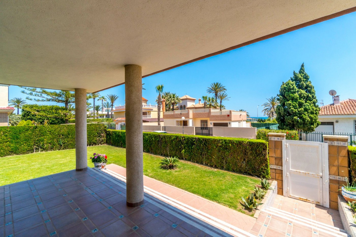 ShowFeedImage House – Detached Villa in Torrevieja