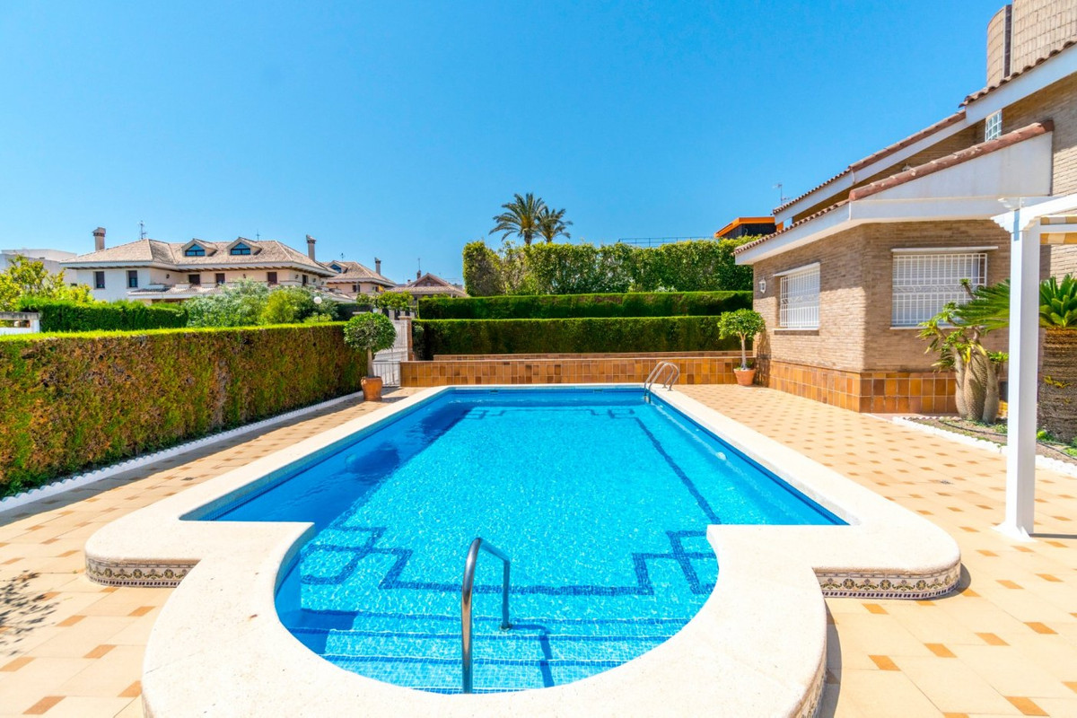 ShowFeedImage House – Detached Villa in Torrevieja