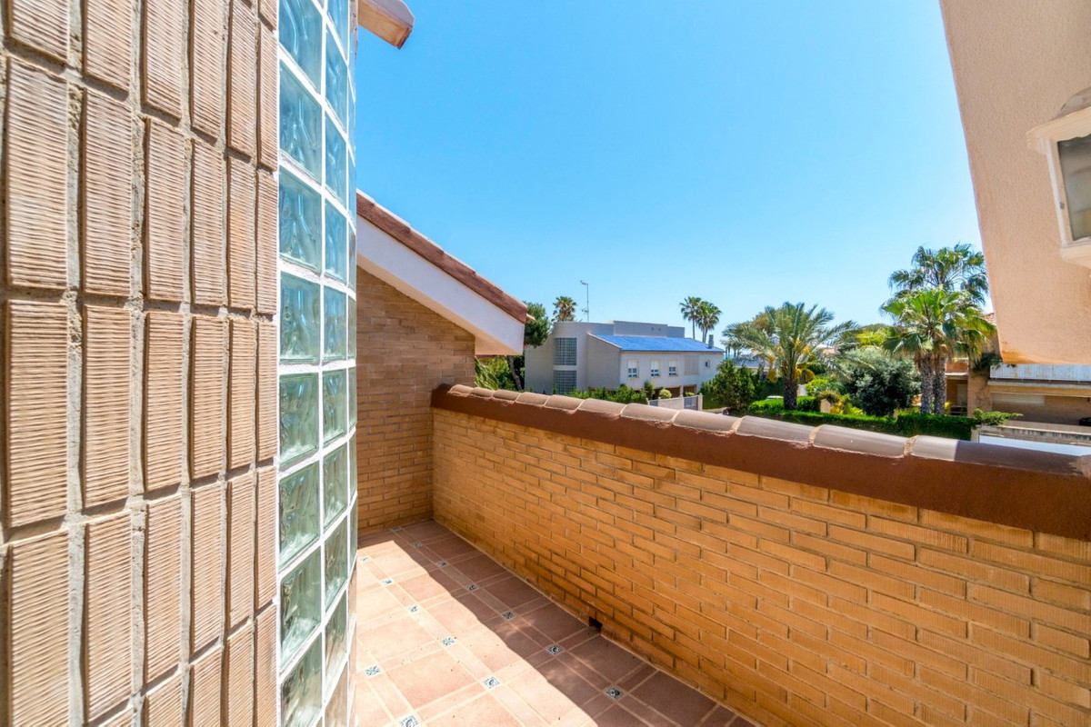 ShowFeedImage House – Detached Villa in Torrevieja