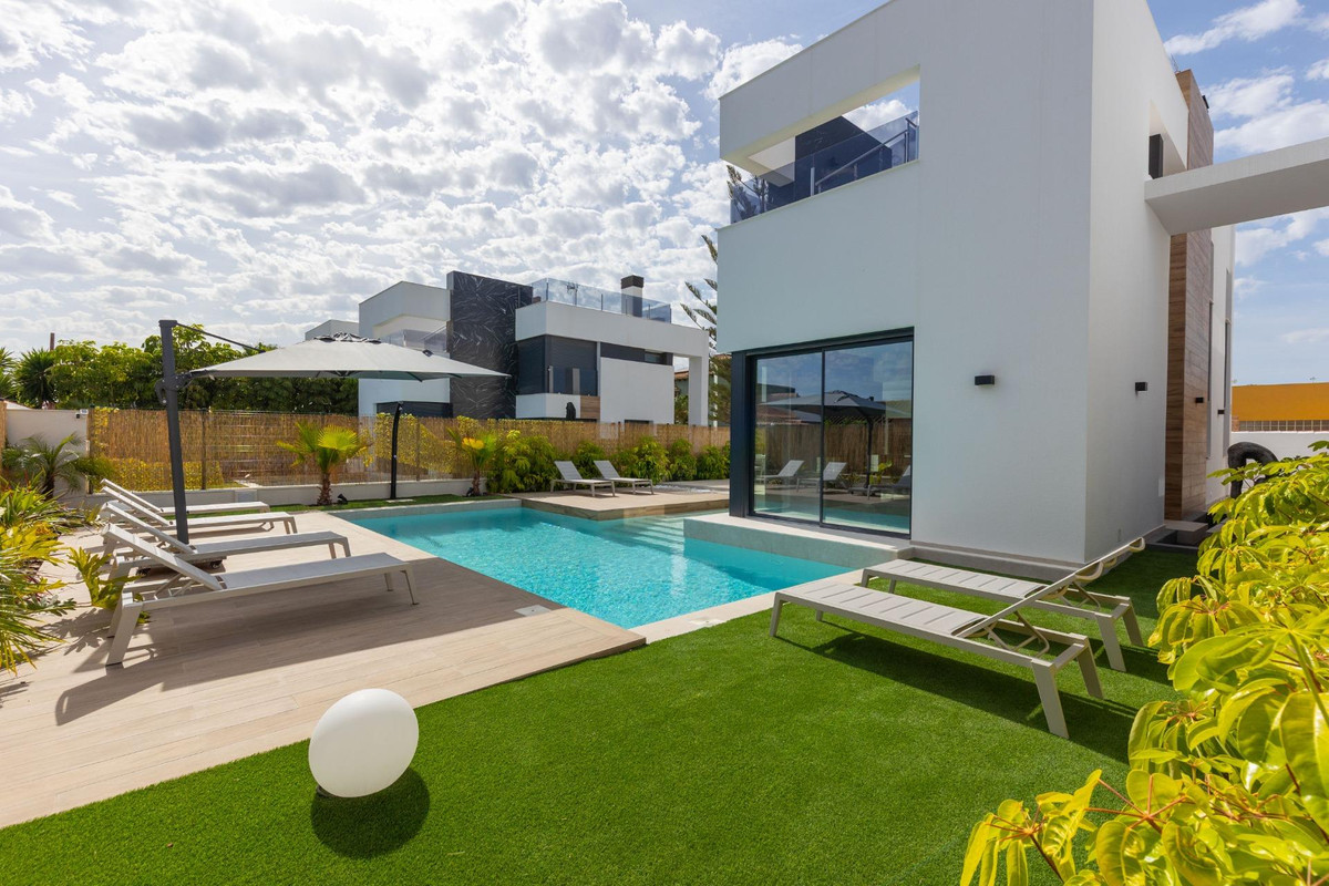 ShowFeedImage House – Detached Villa in Torrevieja