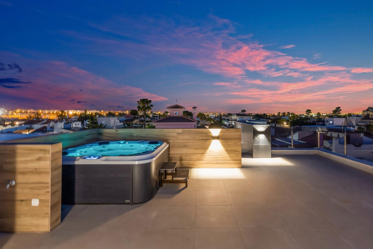 ShowFeedImage House – Detached Villa in Torrevieja