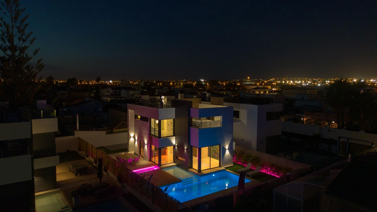 ShowFeedImage House – Detached Villa in Torrevieja