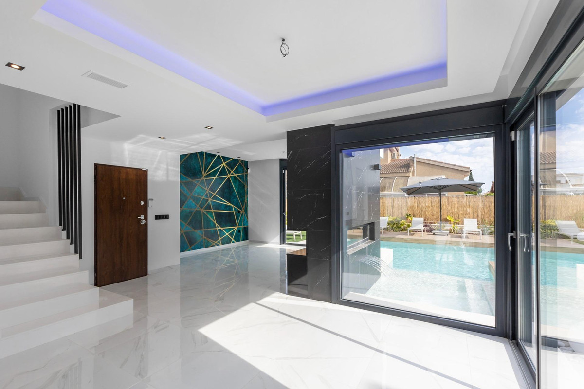 ShowFeedImage House – Detached Villa in Torrevieja