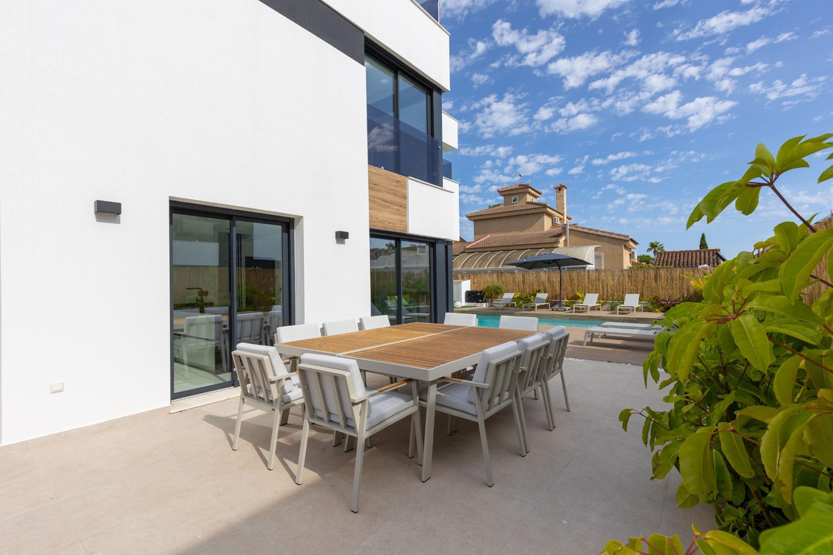 ShowFeedImage House – Detached Villa in Torrevieja