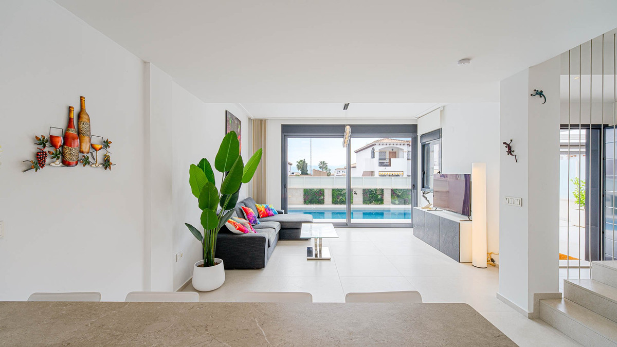 ShowFeedImage House – Detached Villa in Orihuela