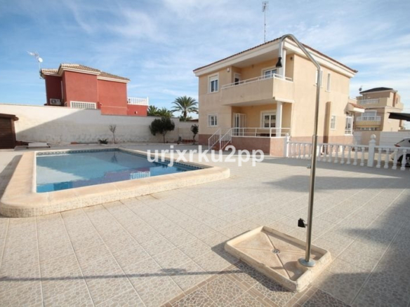 House – Detached Villa in Torrevieja