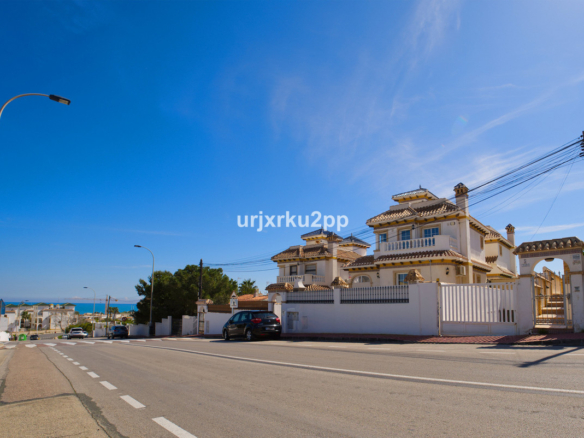 House – Detached Villa in Torrevieja