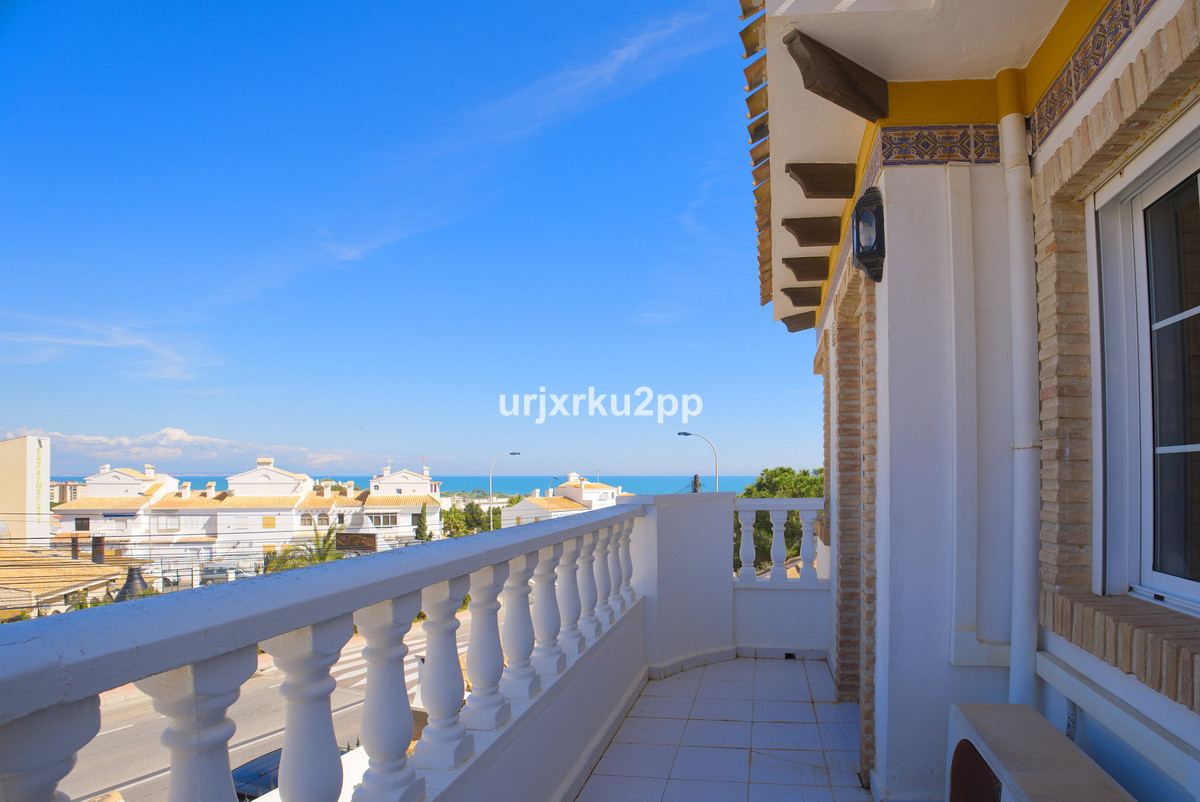 ShowFeedImage House – Detached Villa in Torrevieja