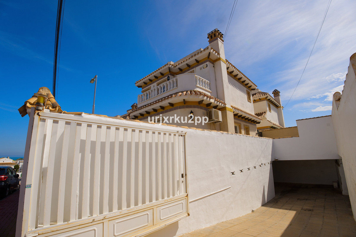 ShowFeedImage House – Detached Villa in Torrevieja