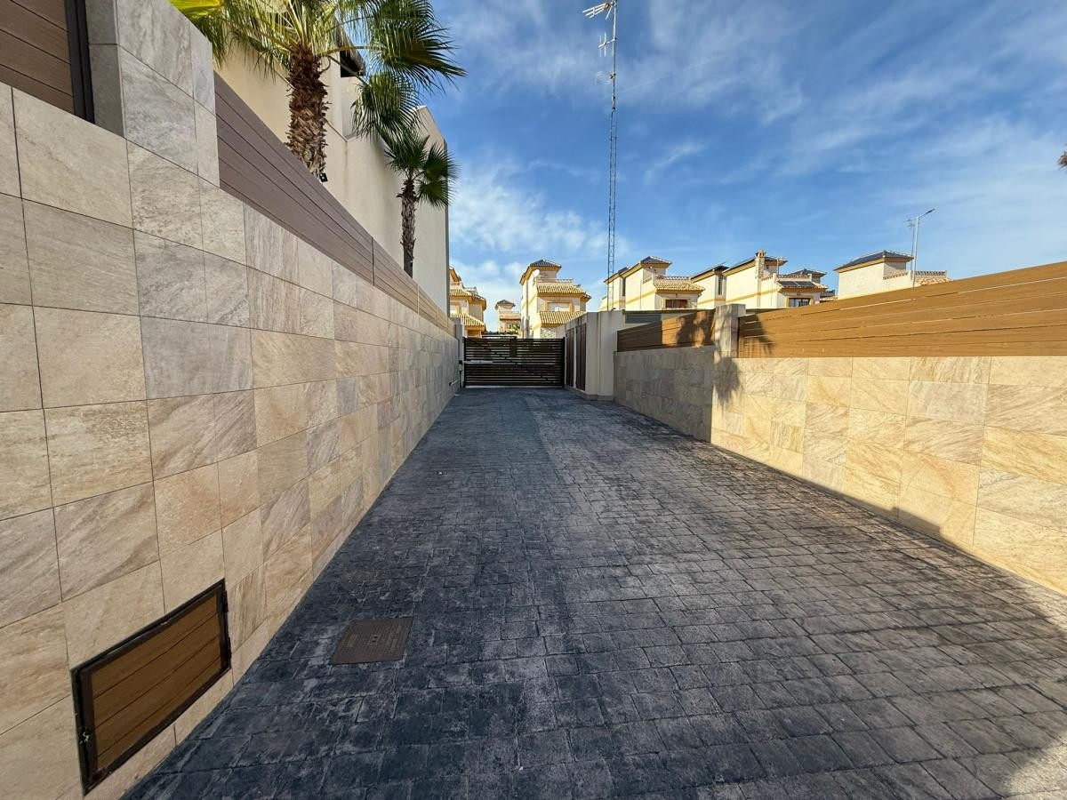 ShowFeedImage House – Detached Villa in Los Montesinos