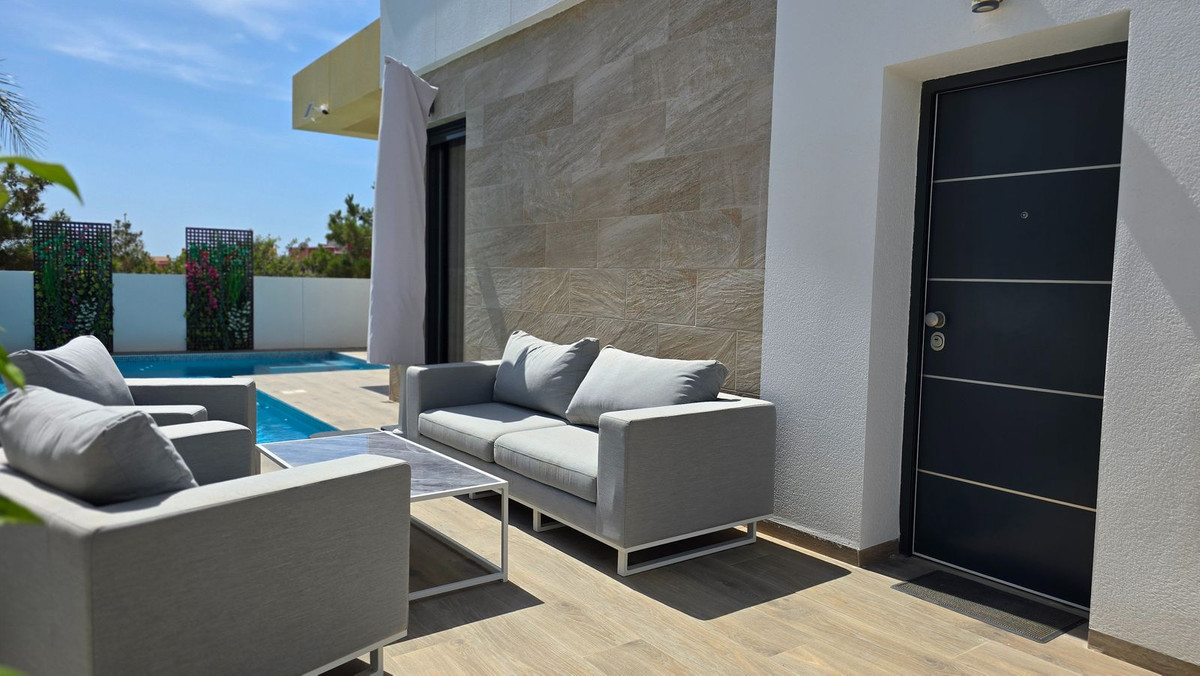 ShowFeedImage House – Detached Villa in Los Montesinos