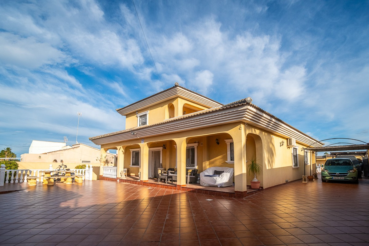 ShowFeedImage House – Detached Villa in Torrevieja