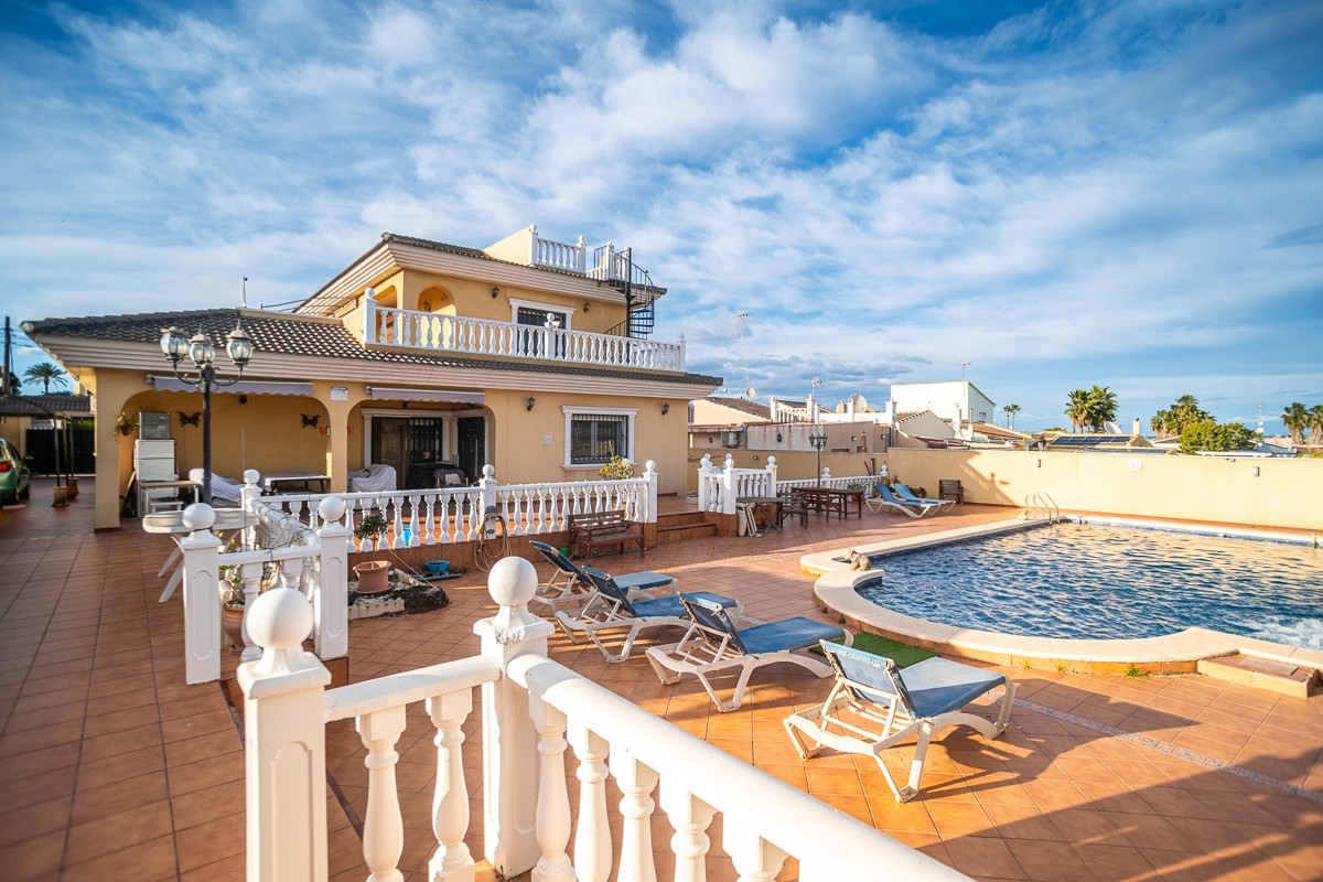ShowFeedImage House – Detached Villa in Torrevieja