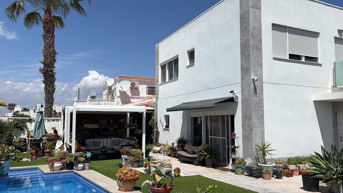 ShowFeedImage House – Detached Villa in Torrevieja