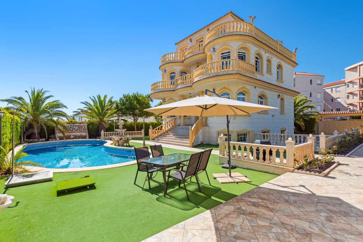 ShowFeedImage House – Detached Villa in Orihuela
