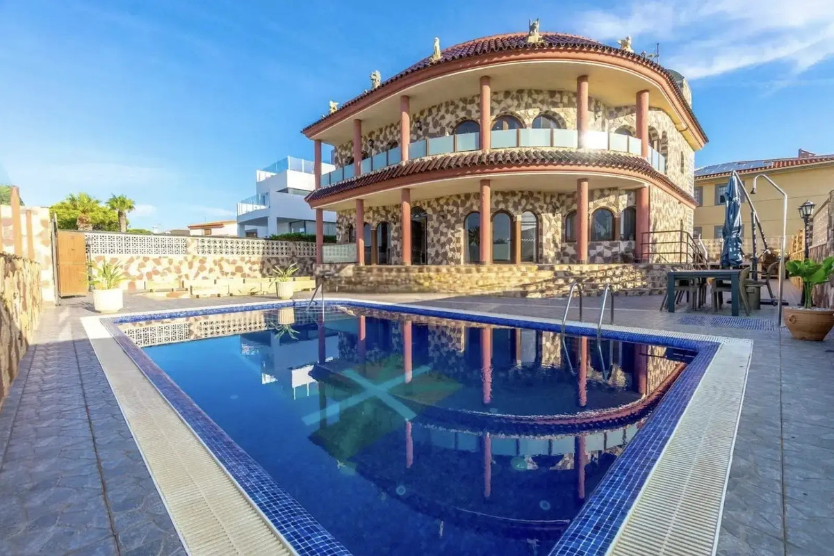 ShowFeedImage House – Detached Villa in Orihuela