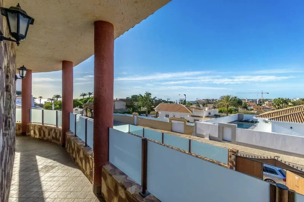 ShowFeedImage House – Detached Villa in Orihuela