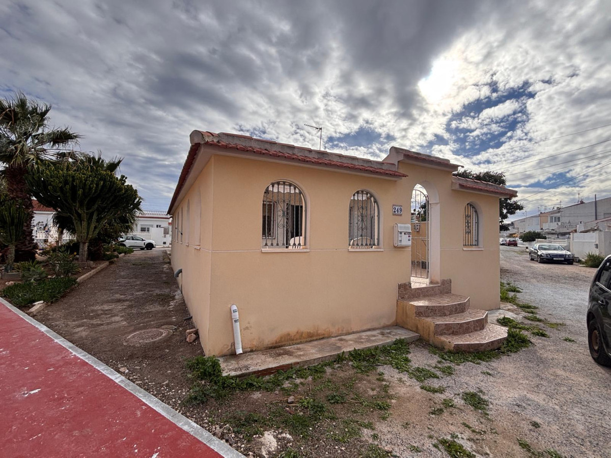 ShowFeedImage House – Detached Villa in Torrevieja