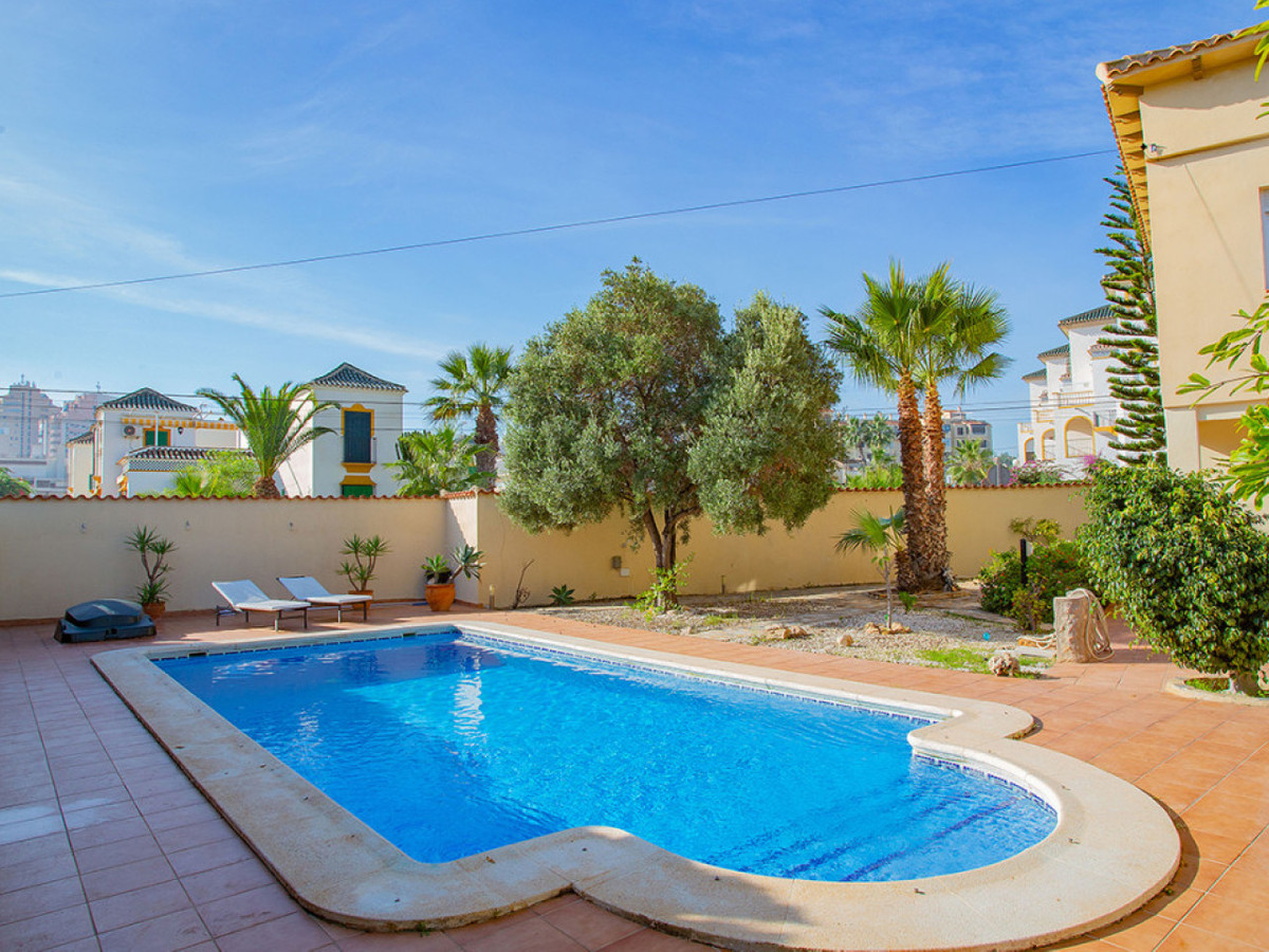 House – Detached Villa in Torrevieja