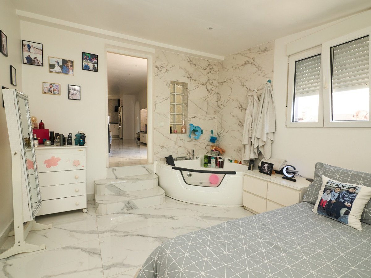 House – Detached Villa in Torrevieja