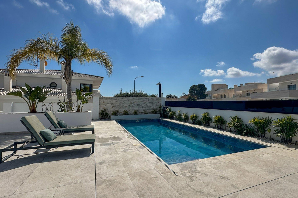 ShowFeedImage House – Detached Villa in Orihuela