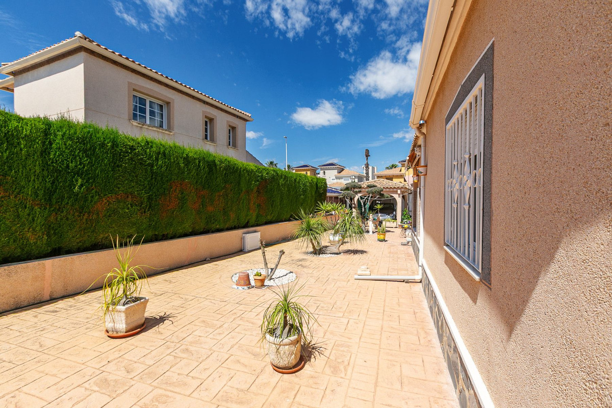 ShowFeedImage House – Detached Villa in Orihuela