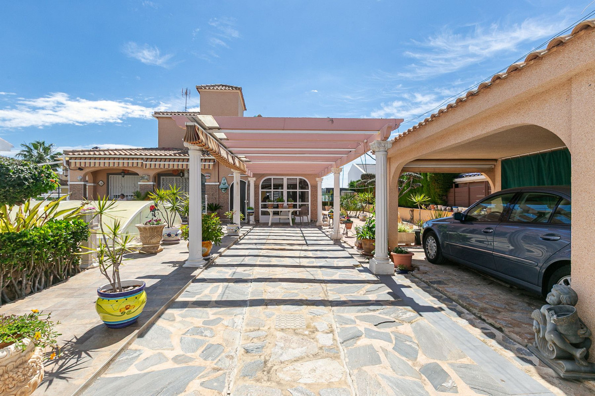ShowFeedImage House – Detached Villa in Orihuela