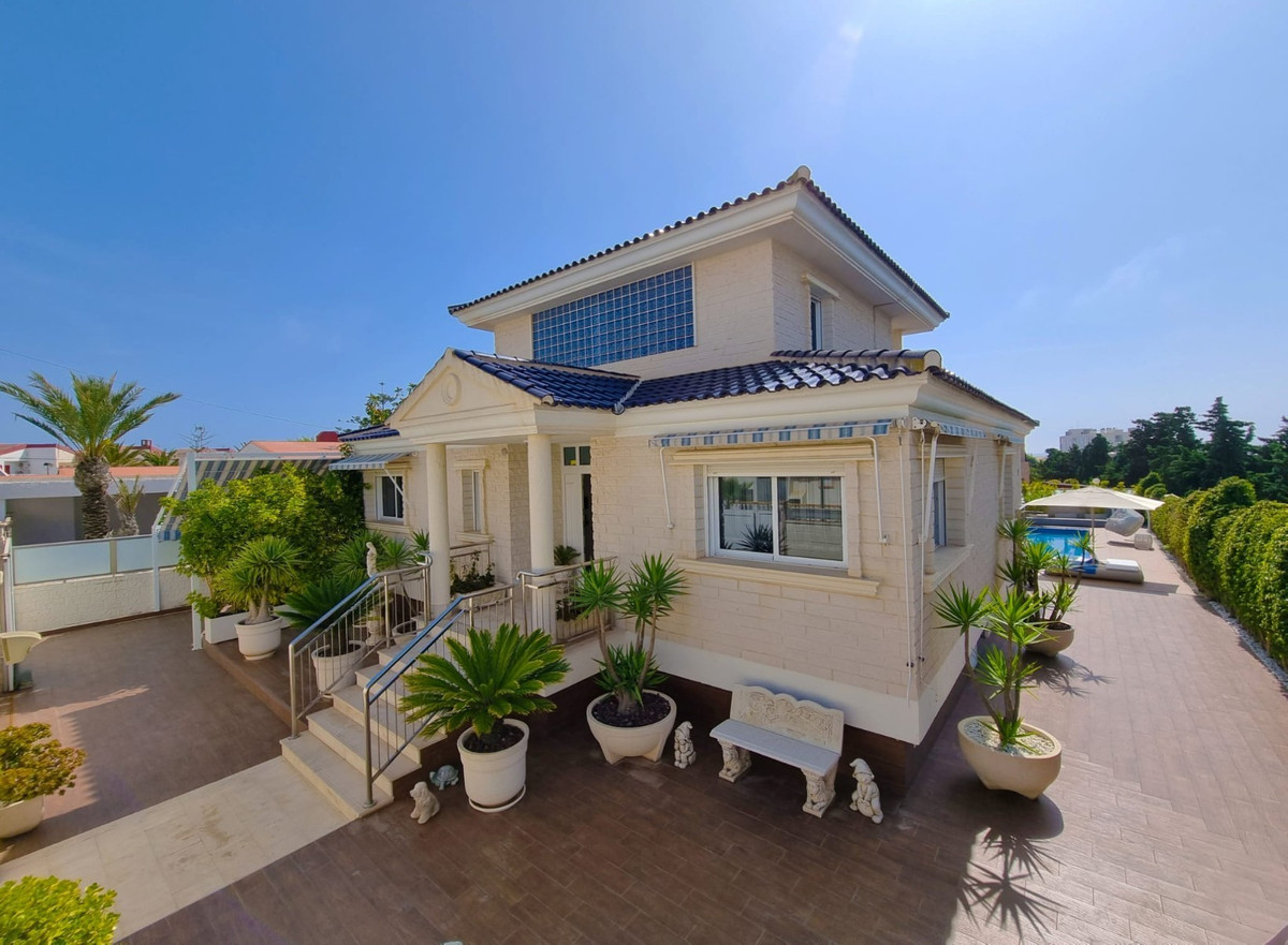 ShowFeedImage House – Detached Villa in Torrevieja