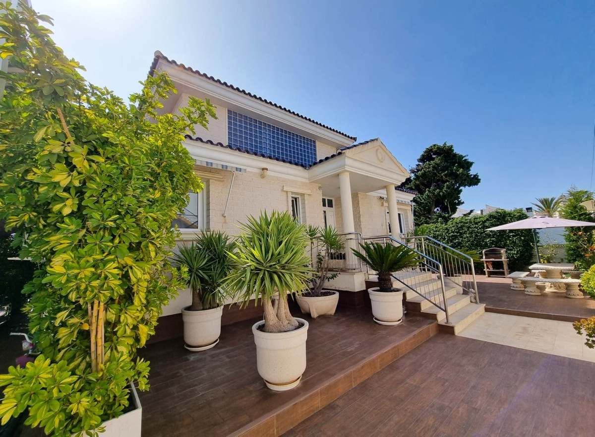 ShowFeedImage House – Detached Villa in Torrevieja