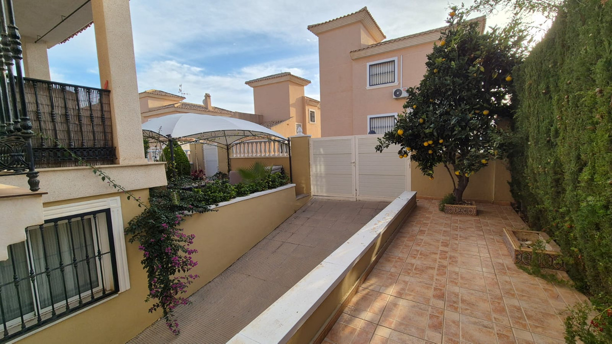 ShowFeedImage House – Detached Villa in Orihuela